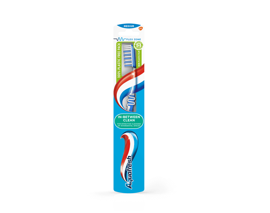 Aquafresh In-Between Clean Medium Четка за зъби