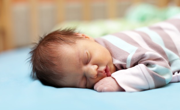 Как да научим бебето да заспива само