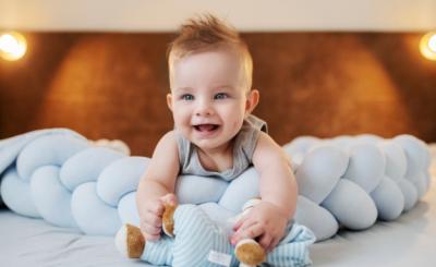 Как да облекчим дискомфорта на бебето при никнене на първите зъби